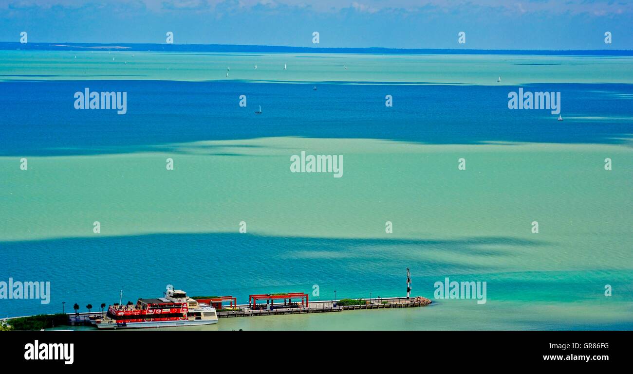 Du Lac Balaton à Tihany avec les bateaux à voile Banque D'Images
