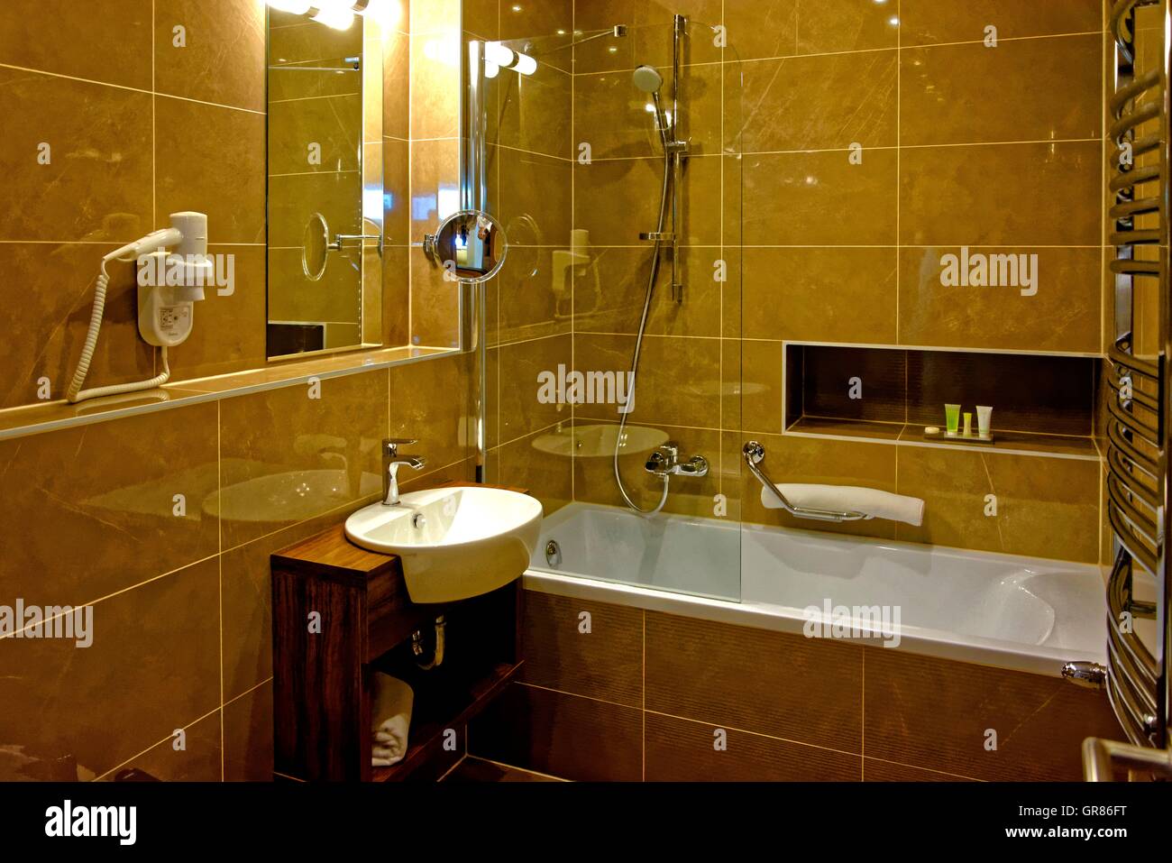 Hôtel Salle de bains avec carreaux marron Banque D'Images