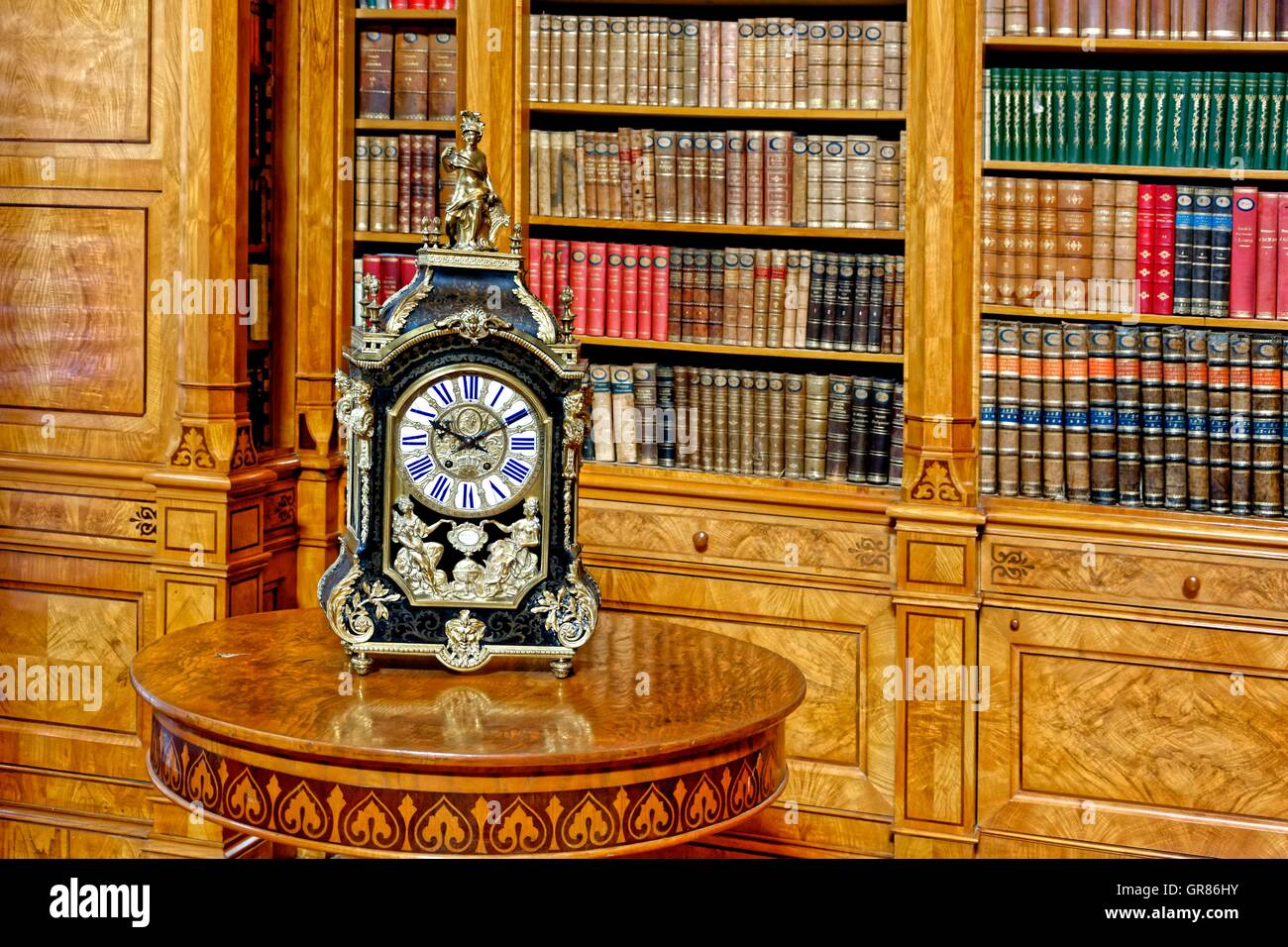 Horloge baroque dans la bibliothèque du monastère, la Hongrie Zirc Banque D'Images