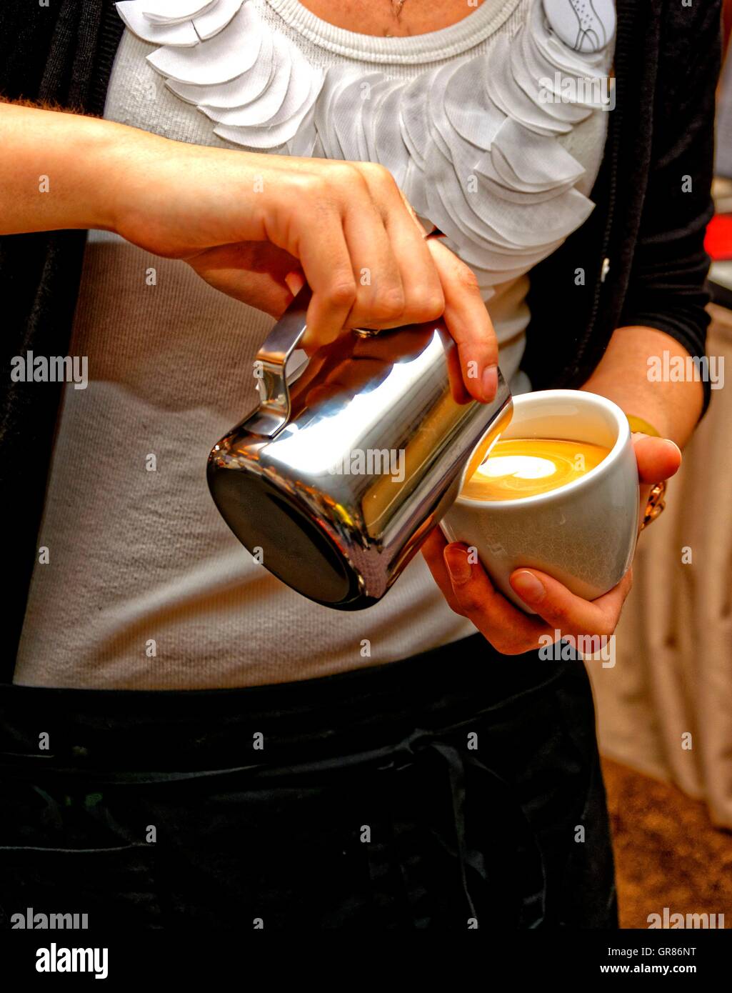 Verser la mousse de lait dans l'Espresso, Barista Banque D'Images