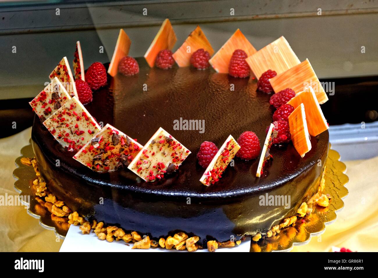 Gâteau au chocolat avec des framboises et chocolat blanc Decoration Banque D'Images