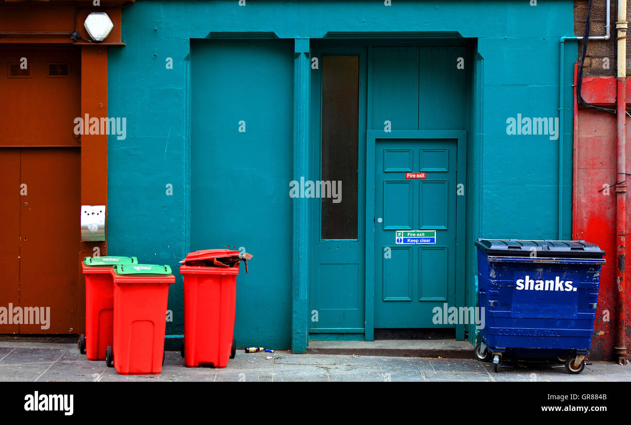 L'Écosse, Édimbourg, vieille ville, maisons du Grassmarket, rouge et bleu de tonnes de déchets avant qu'une entreprise Banque D'Images