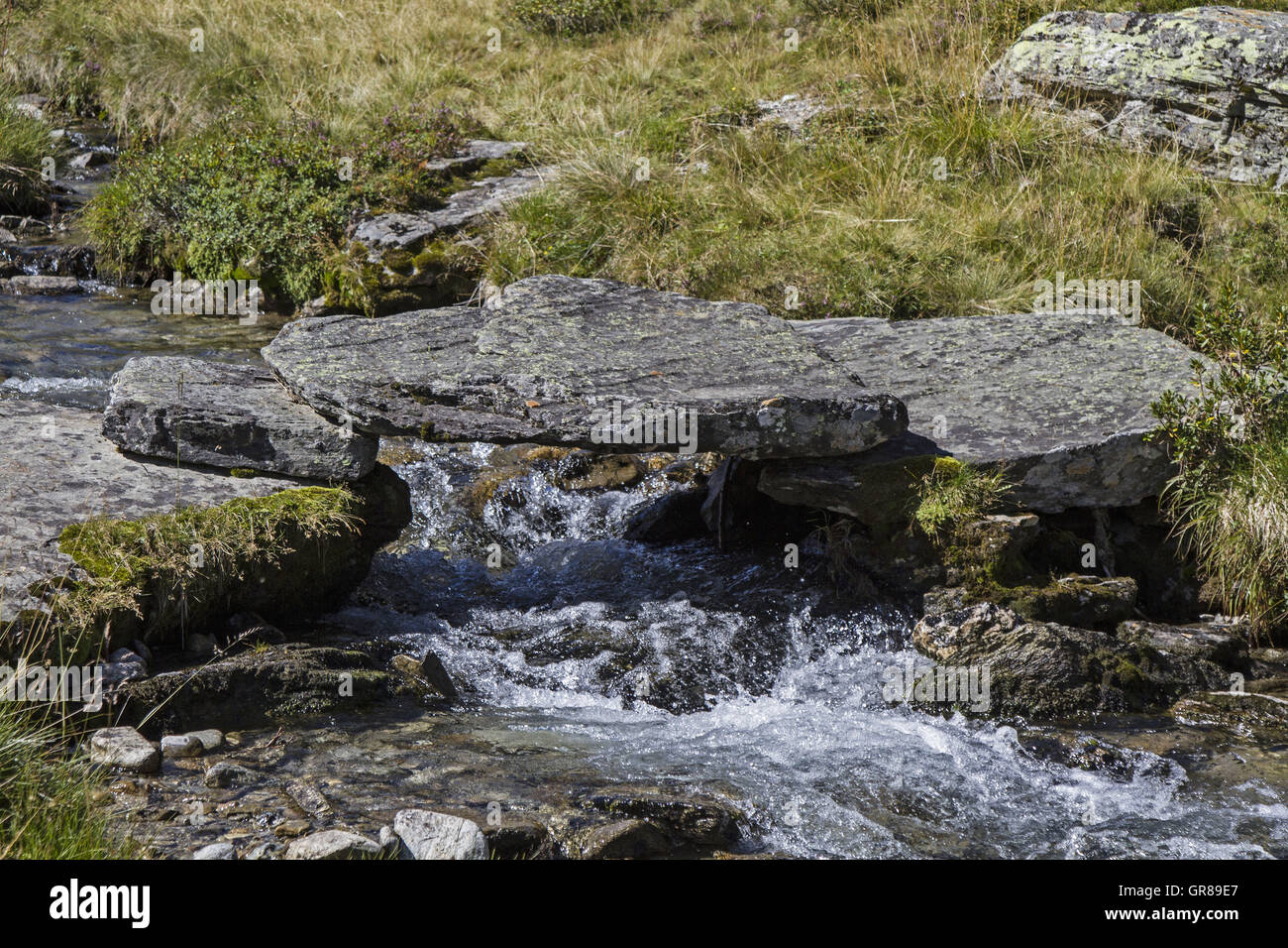 Rivière de montagne avec petit pont de pierre dans le Alpes Oetztal Banque D'Images