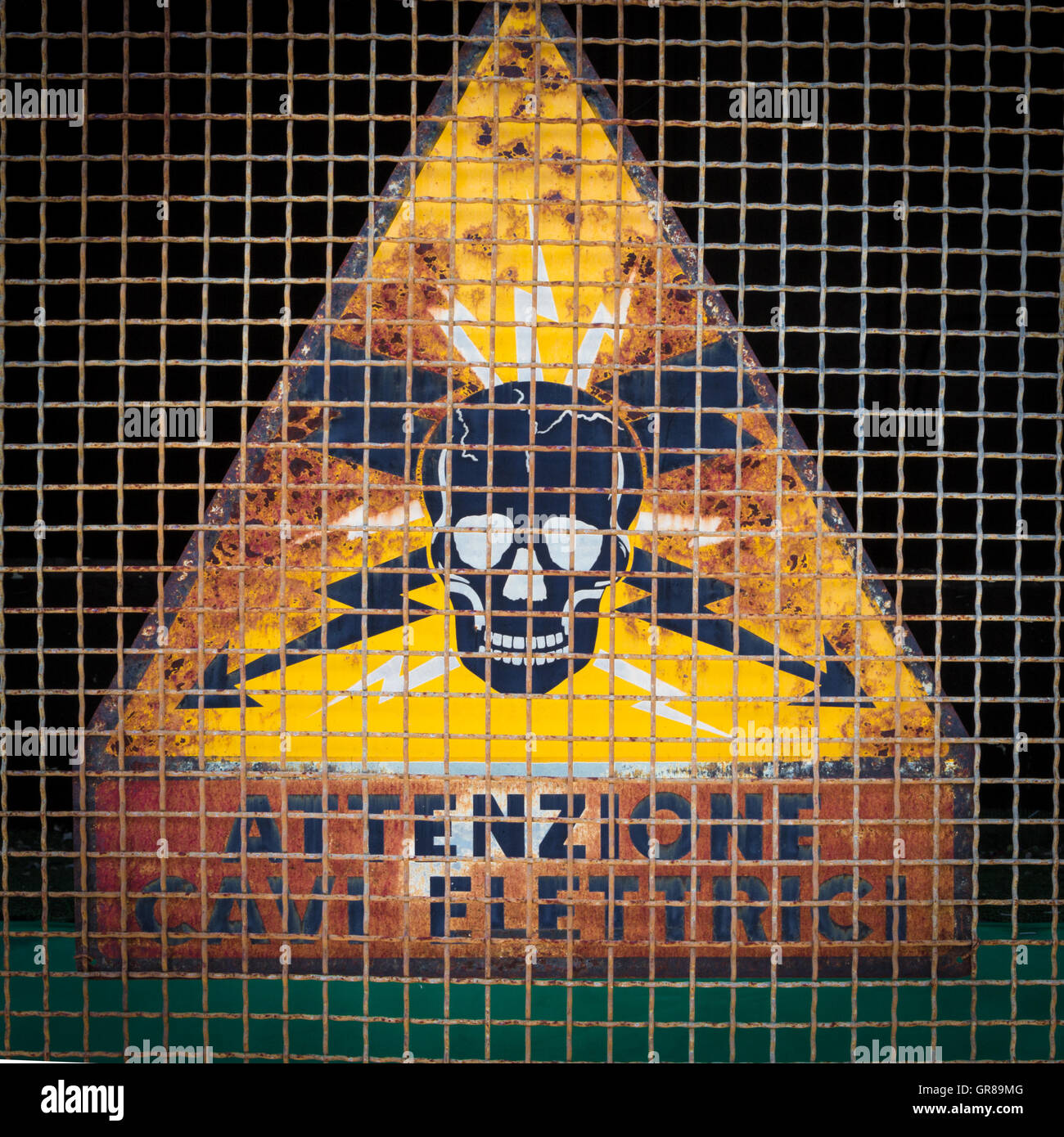 Rusted signe de danger de mort Banque D'Images