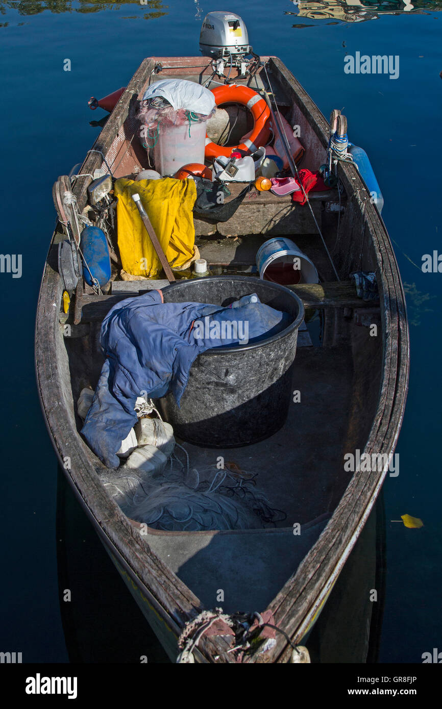 Regardez à l'intérieur d'un bateau de pêche sur le lac de Garde Banque D'Images