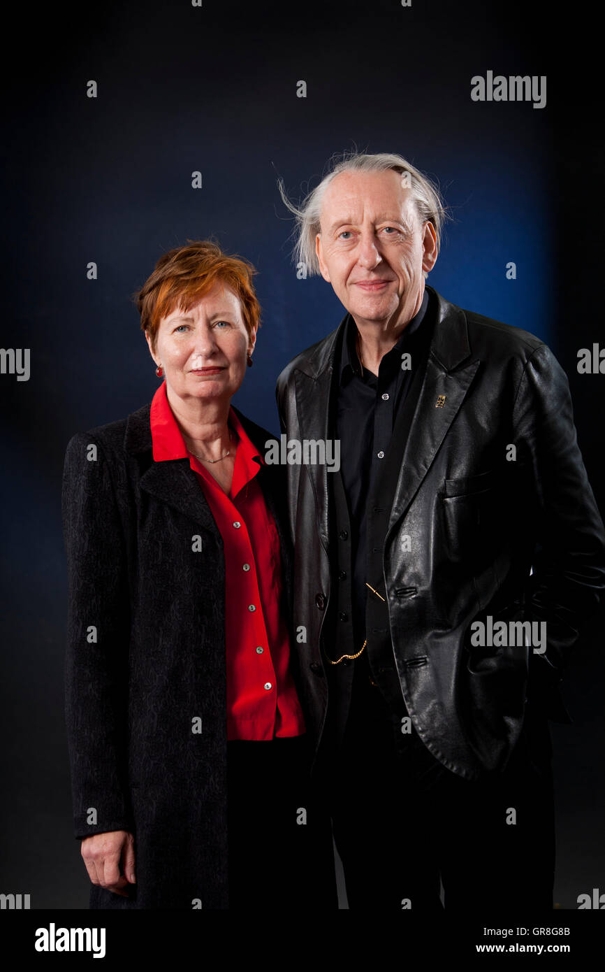 Mary M Talbot et Bryan Talbot, le mari et la femme roman graphique créateurs, à l'Edinburgh International Book Festival. Edimbourg, Ecosse. 27 août 2016 Banque D'Images