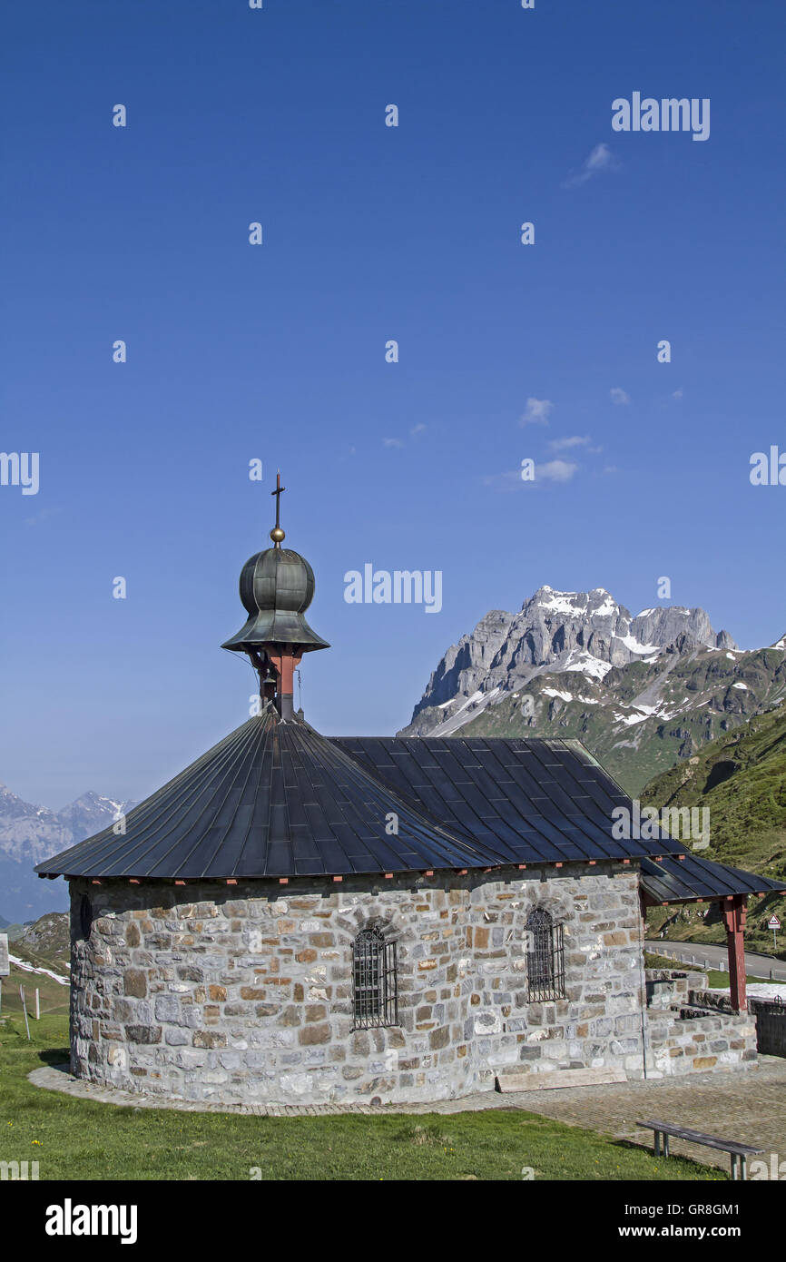 Chapelle de montagne au sommet du col du Klausen dans le canton d'Uri Banque D'Images