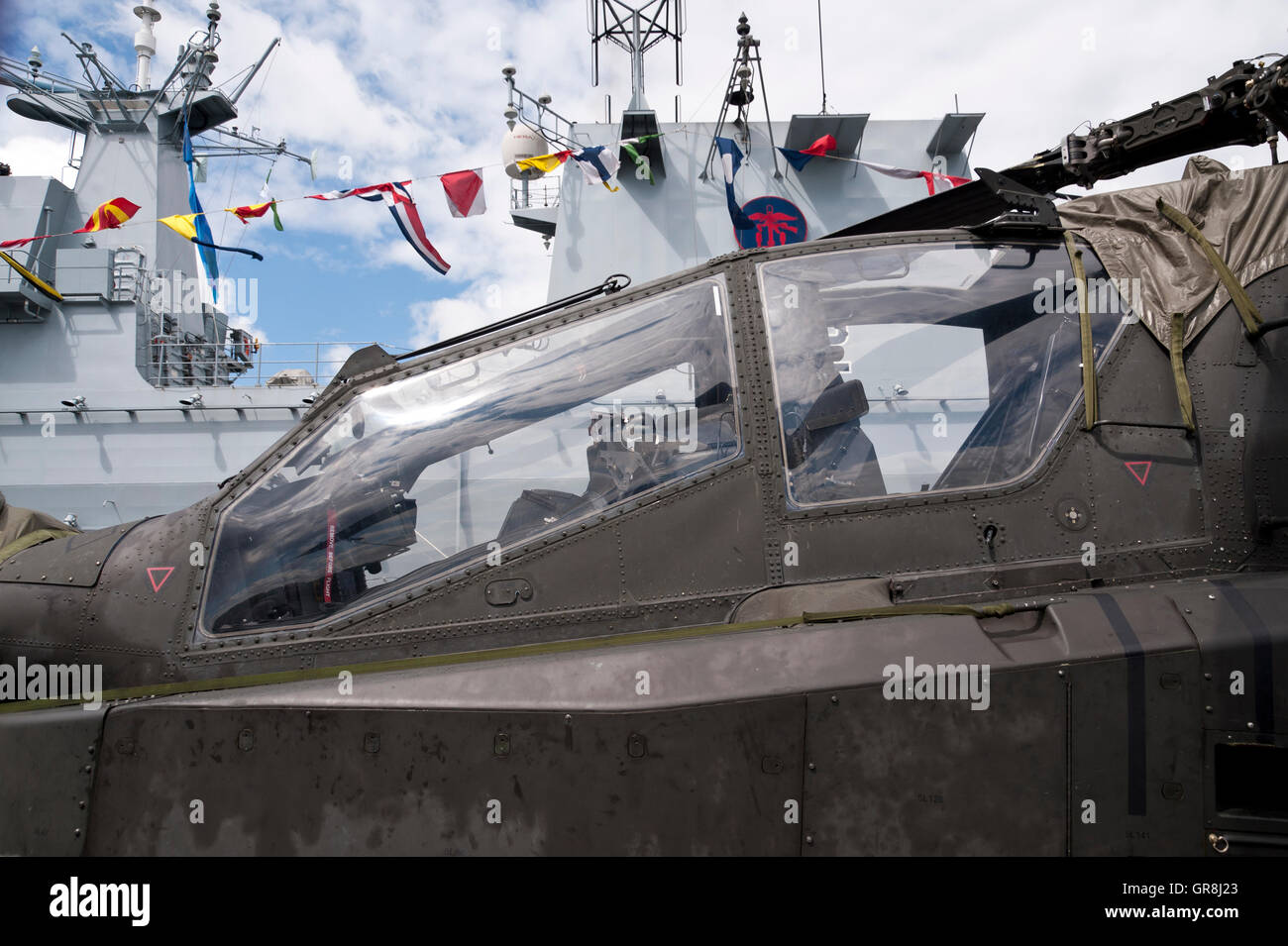 Kiel,Allemagne,juin 20,2015 Hélicoptère AH-64 Apache sur la plate-forme d'atterrissage de la Royal Navy Hms hélicoptère à l'Open de l'océan en bateau Banque D'Images