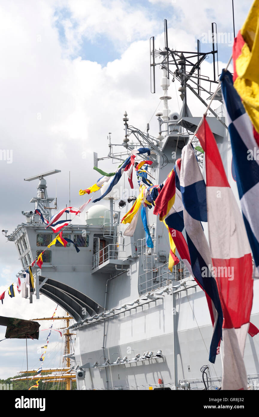 Kiel, Allemagne, le 20 juin 2015 Royal Navy Landing Platform Helicopter HMS Ocean au navire ouvert à Kiel. Banque D'Images