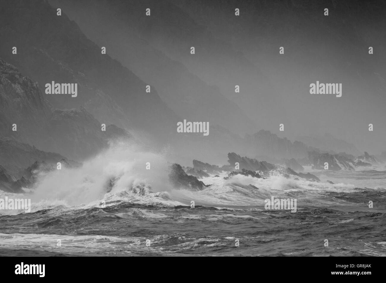 Les vagues déferlent sur les rochers sur un jour de tempête Banque D'Images