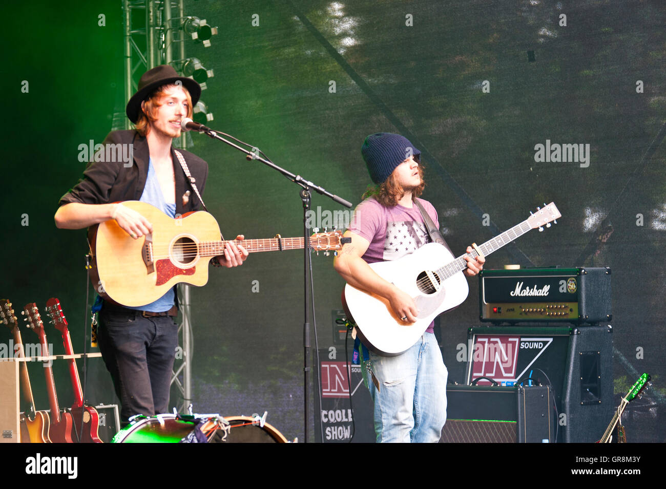 Folkrock Band peindre les nuages sur la Semaine de Kiel 2013, Editorial seulement Banque D'Images