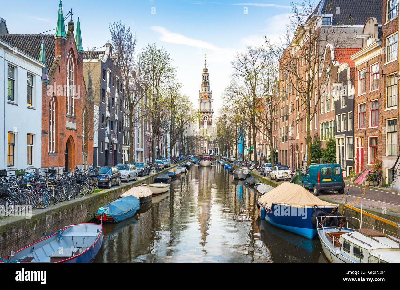Vue de côté d'un canal à Amsterdam, Pays-Bas. Banque D'Images