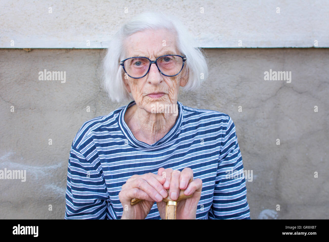Soutenir les femmes âgées sur une canne à l'extérieur Banque D'Images