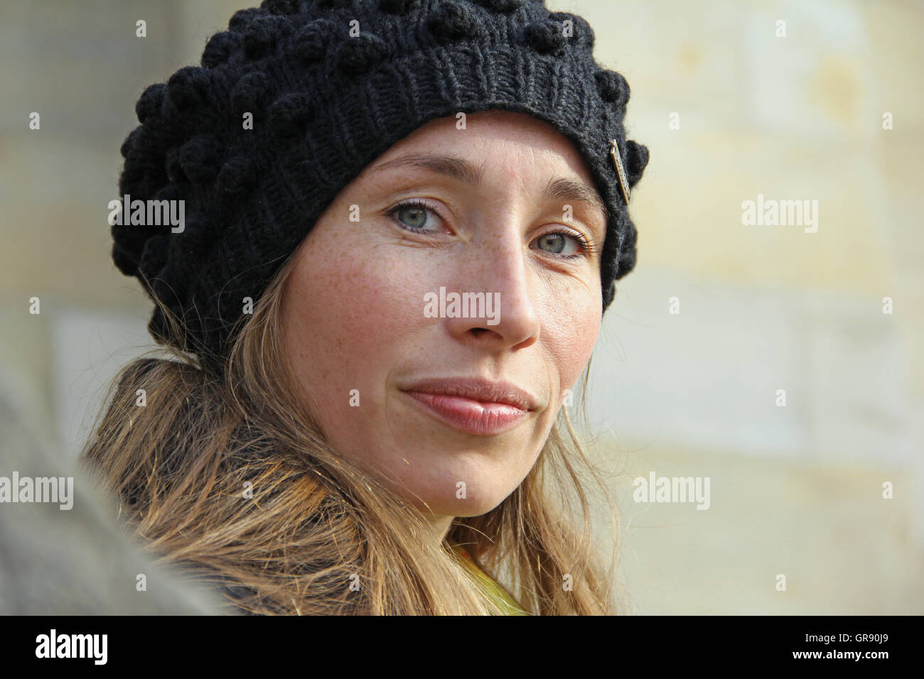 Visage d'une jeune femme en automne avec Hat Banque D'Images