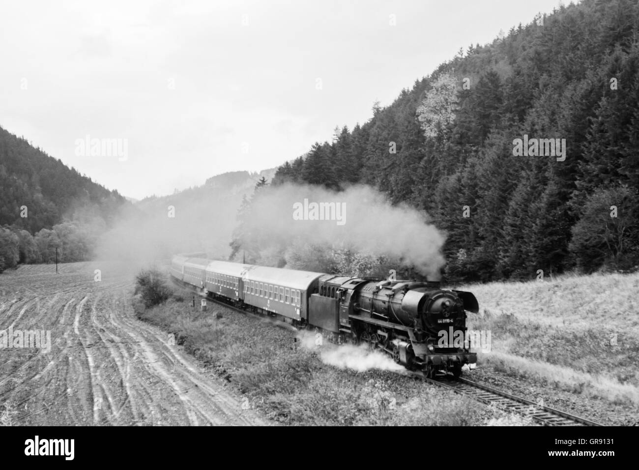 Locomotive vapeur 440115 avec Express à Oberlogquitz, octobre 1980 La Thuringe Banque D'Images