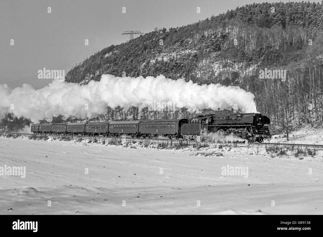 Locomotive vapeur 011511 Train de voyageurs à Saalfeld, Décembre 1980 La Thuringe Banque D'Images