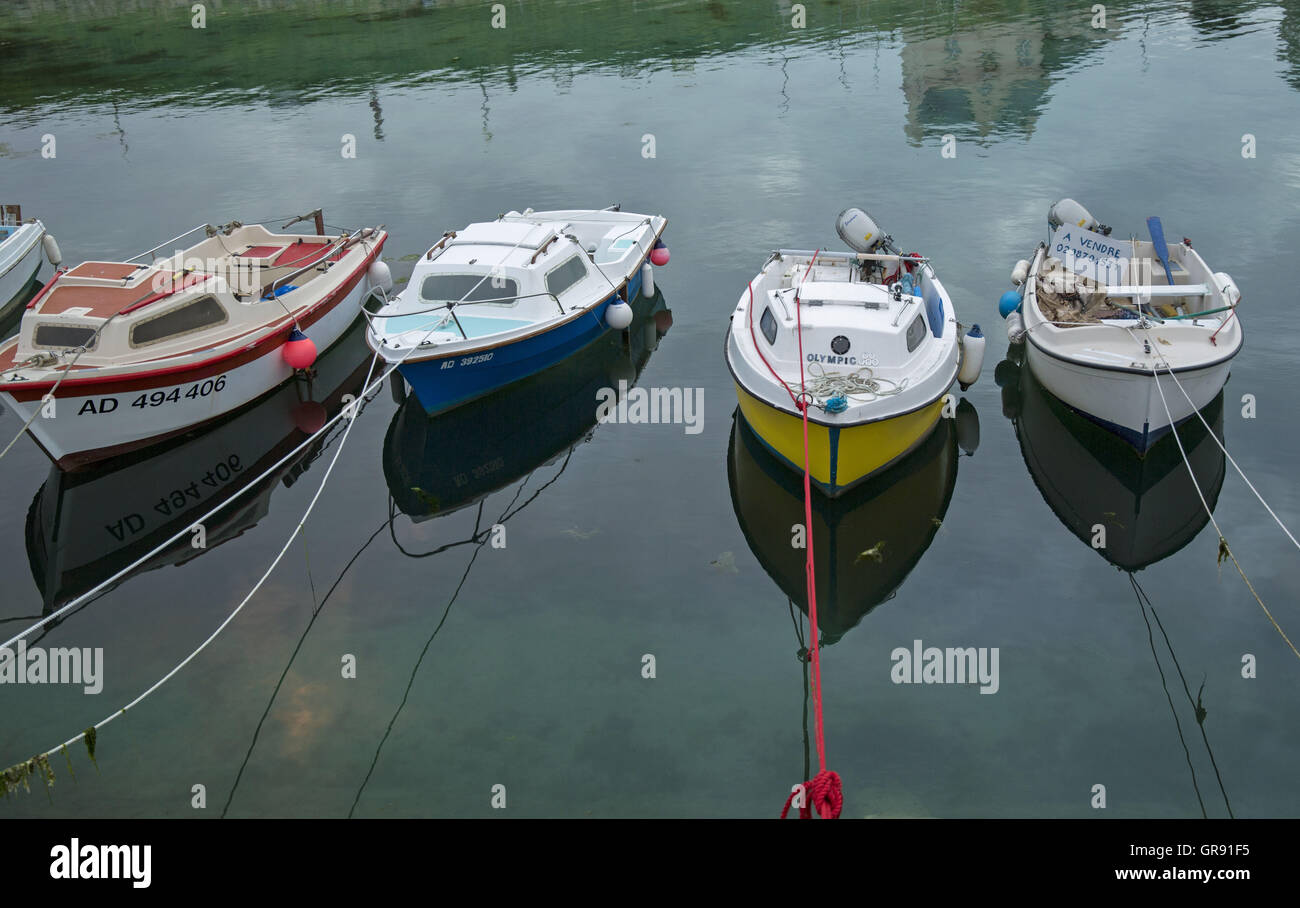 Bateaux dans le port d'Audierne, Bretagne, France Banque D'Images