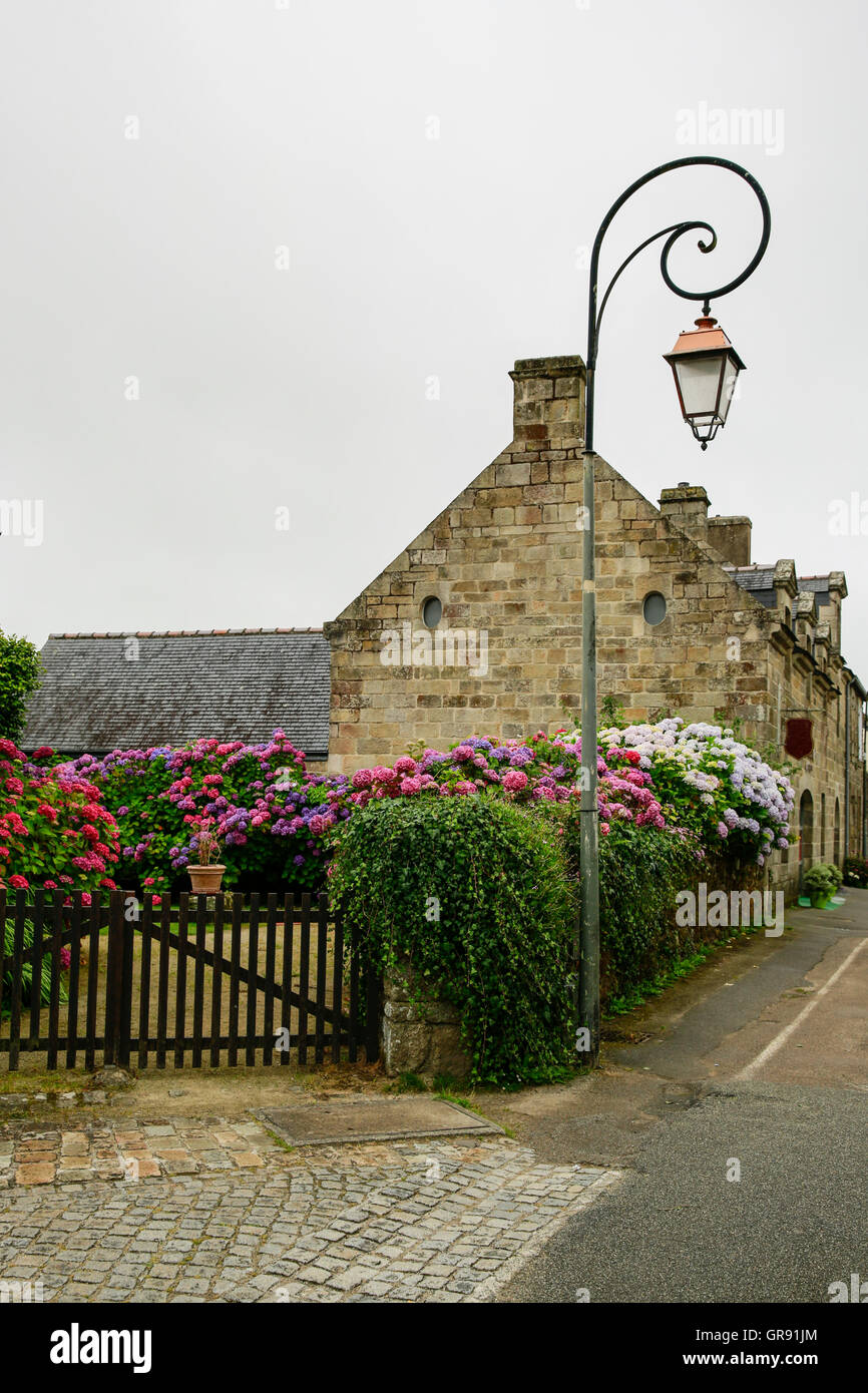Maison à Locronan avec Lampadaire, finistere, Bretagne Banque D'Images