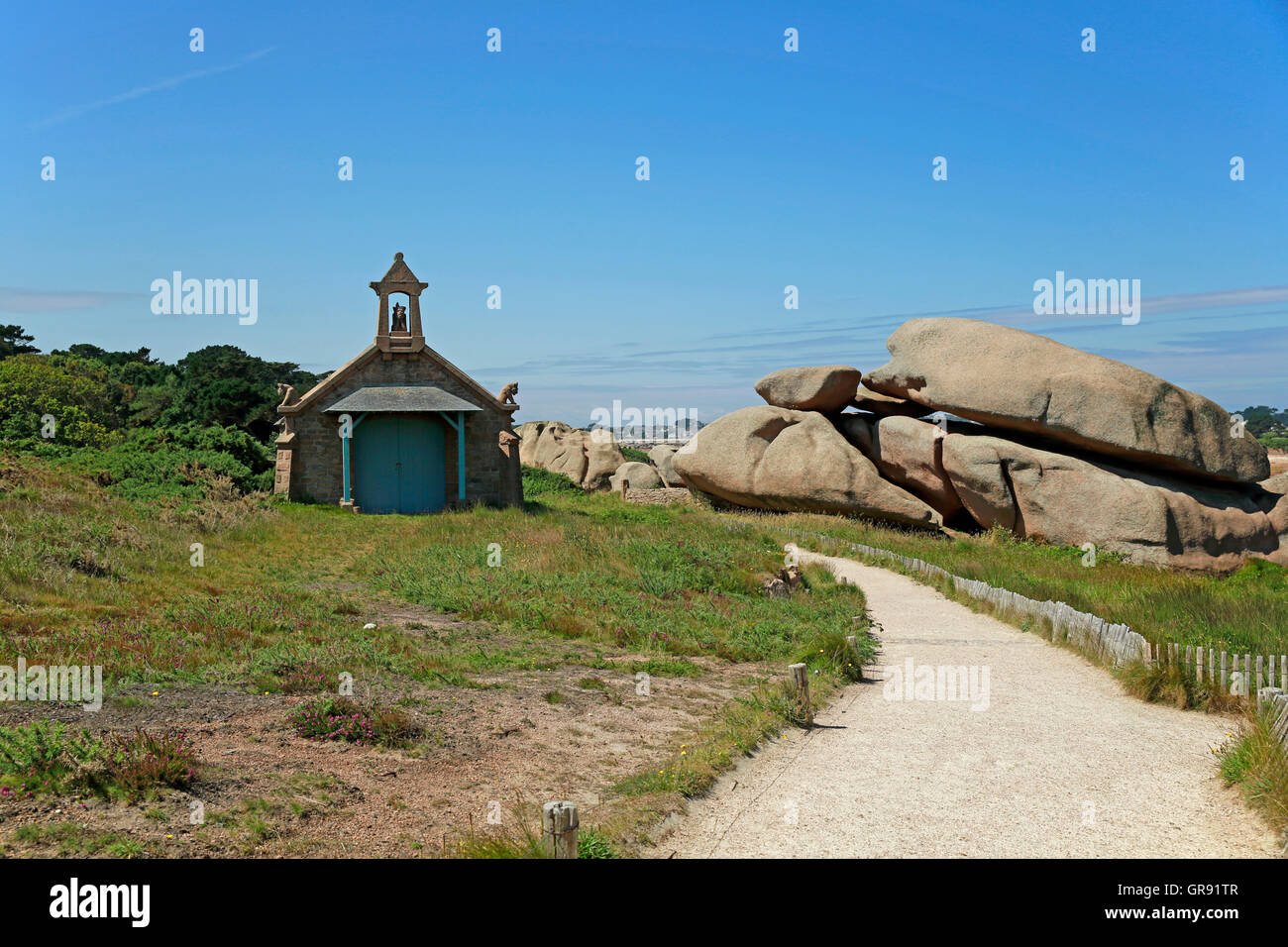 Petite église à Ploumanach, Côte de Granit Rose, Bretgne, France Banque D'Images