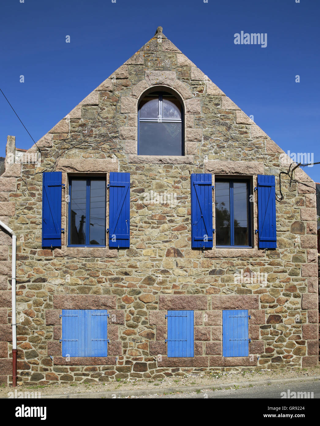 Vivre Maison en pierre aux volets bleus, Bretagne, France Banque D'Images