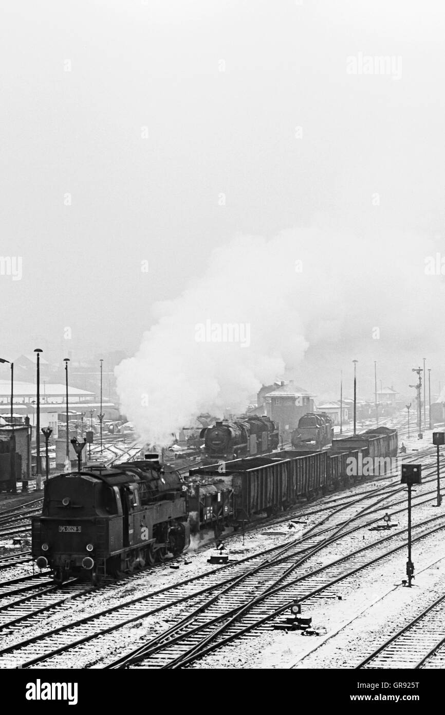 Locomotive vapeur 950028 avec train de fret à la sortie Gare Saalfeld en décembre 1979, Thuringe, Allemagne Banque D'Images