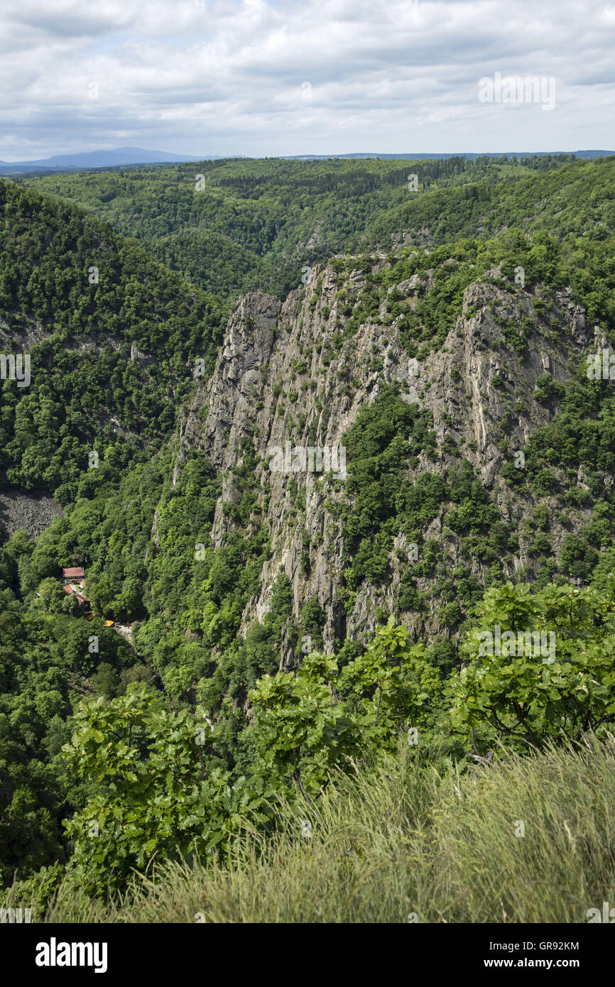 Vue depuis le Hexentanzplatz à Rosstrappe Rock, Thale, Saxe-Anhalt, Allemagne Banque D'Images