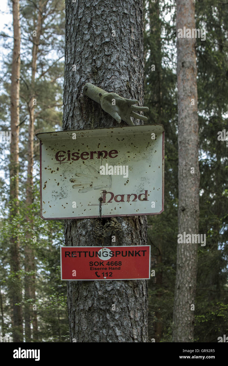 Panneau pour les marcheurs sur une route forestière, Thuringe, Allemagne Banque D'Images