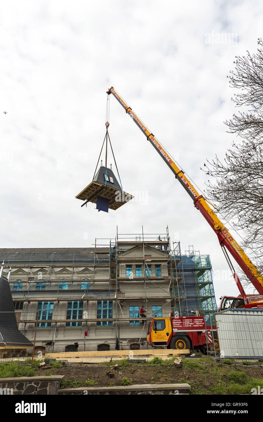 Grue de levage automatique Pour Pößnecker Schützenhaus Spire LE 22 04 2016, Thuringe, Allemagne Banque D'Images