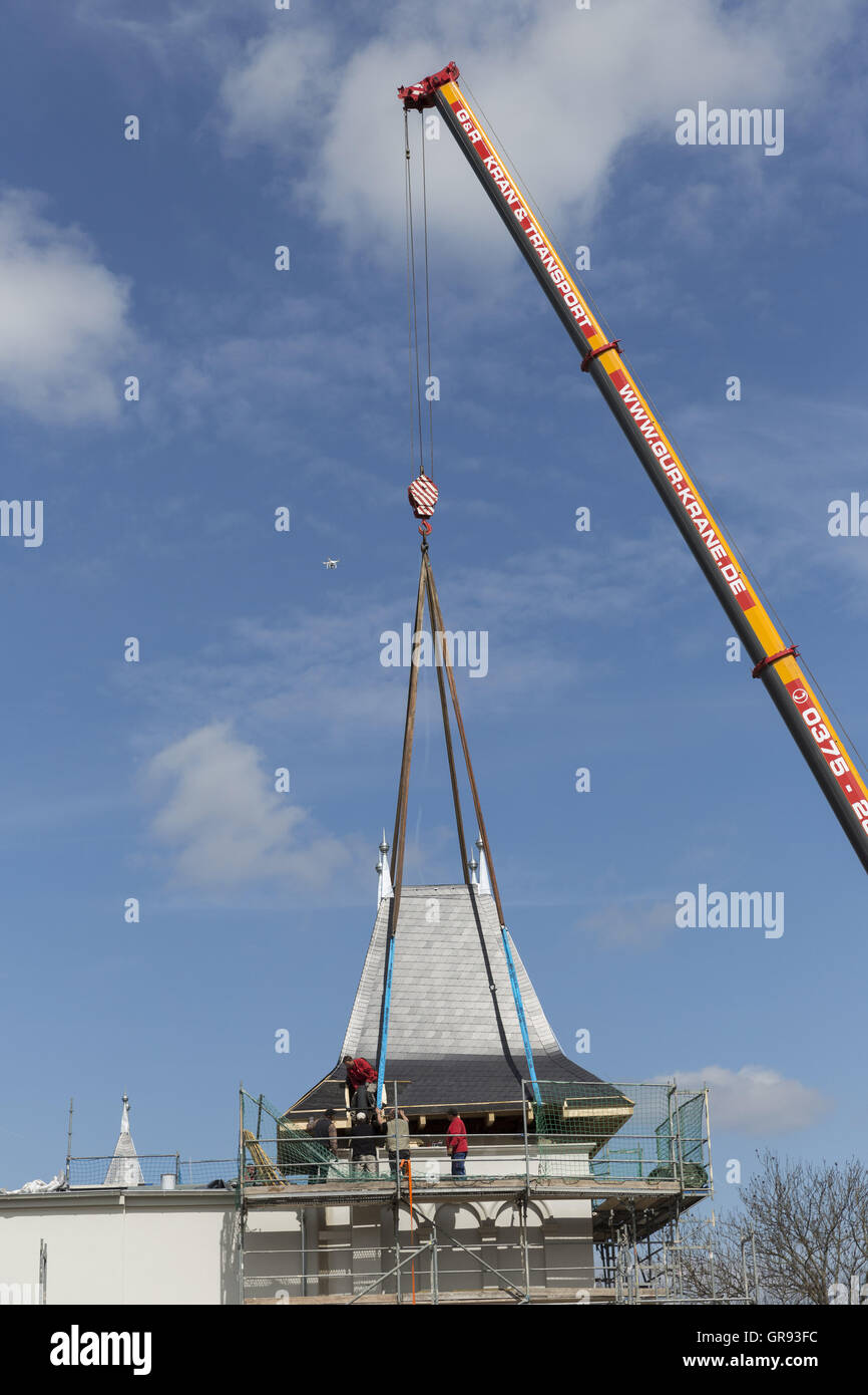 Grue de levage automatique Pour Pößnecker Schützenhaus Spire LE 22 04 2016, Thuringe, Allemagne Banque D'Images