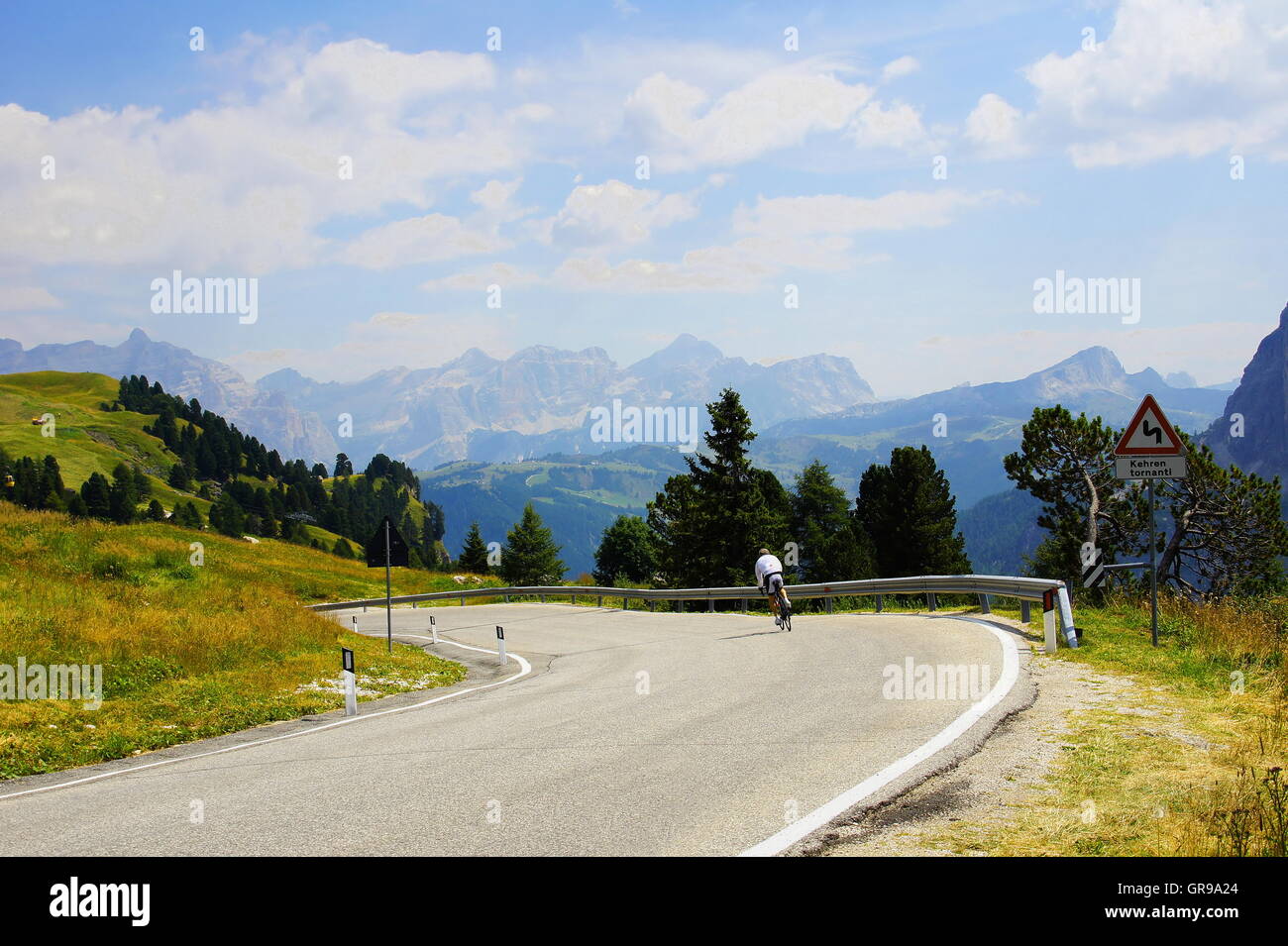 Vue du col Gardena vers le bas dans le Val Badia avec le groupe Kreuzkofel dans l'arrière-plan Banque D'Images