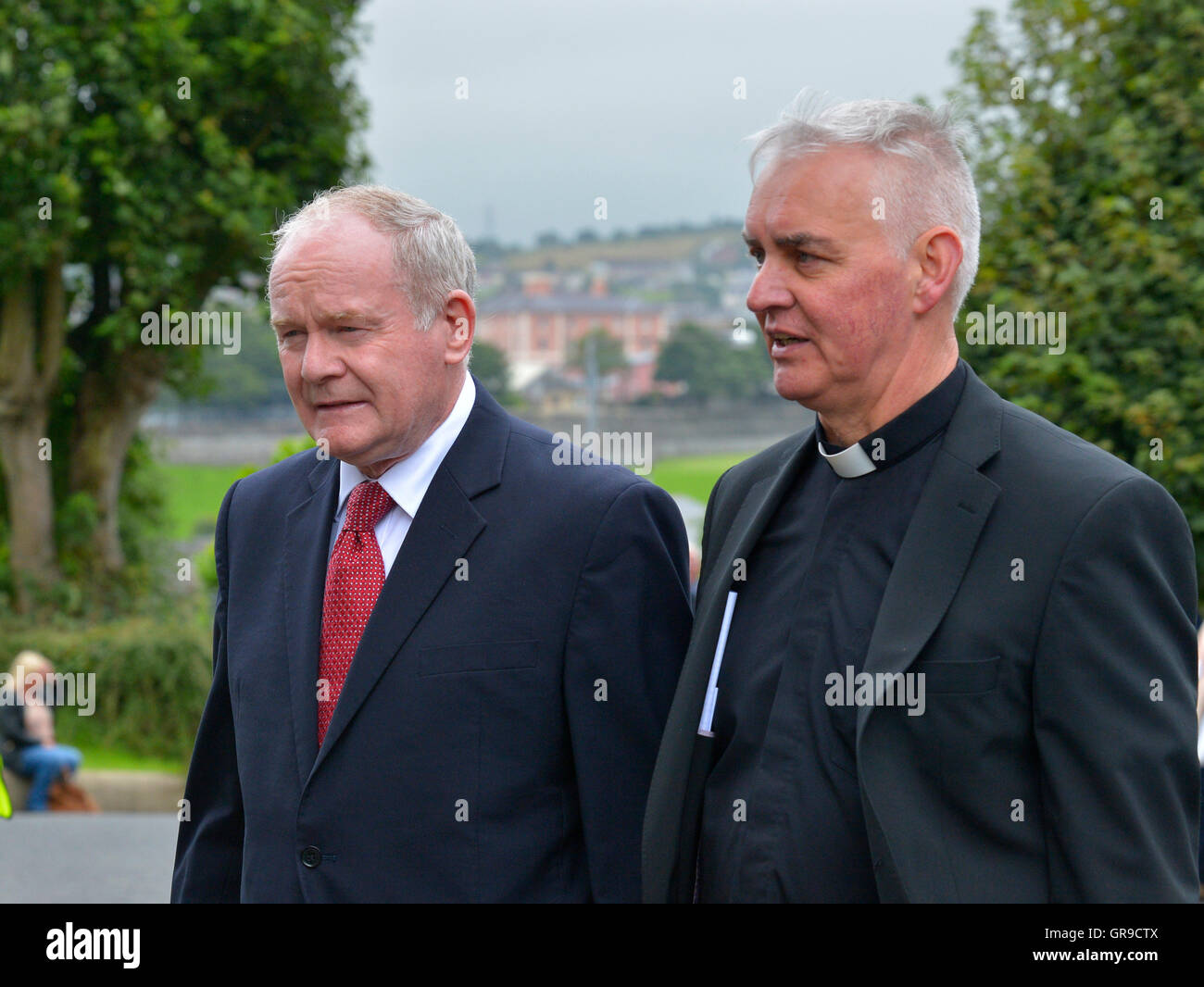 Martin McGuinness, vice-premier ministre de l'Irlande du Nord avec le prêtre catholique Michael Canning. ©George Sweeney/Alamy Banque D'Images