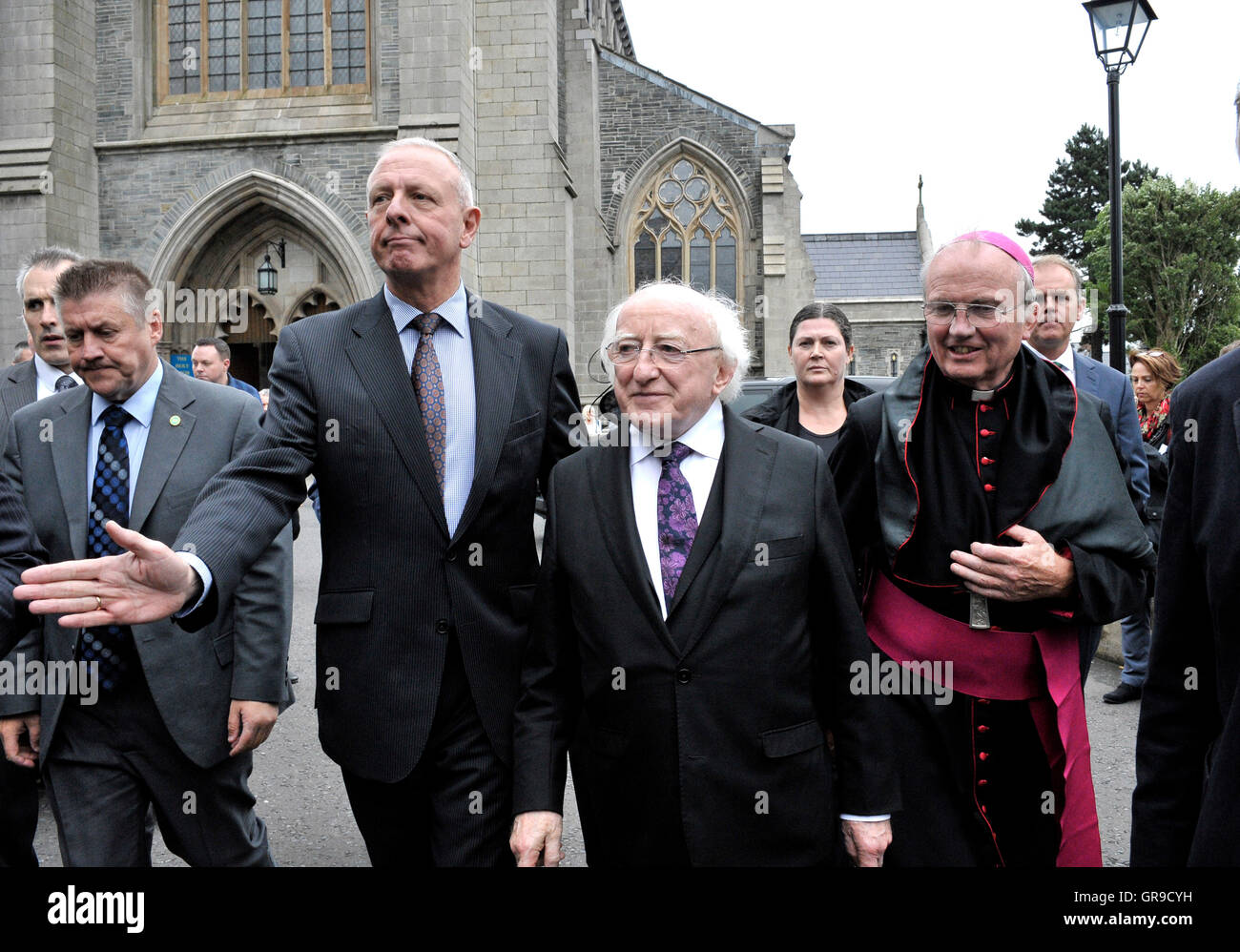 Michael D. Higgins (centre), Président de l'Irlande avec l'évêque catholique de Derry Mgr Donal McKeown. ©George Sweeney Banque D'Images