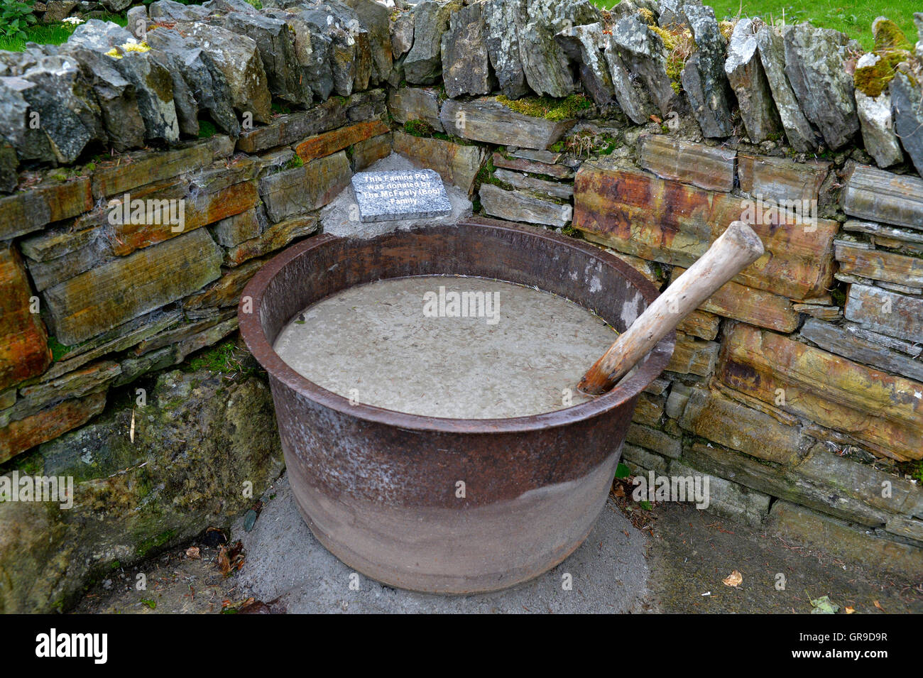 La famine irlandaise pot sur l'affichage dans le village d'Carrowenagh dans le comté de Donegal. ©George Sweeney/Alamy Banque D'Images