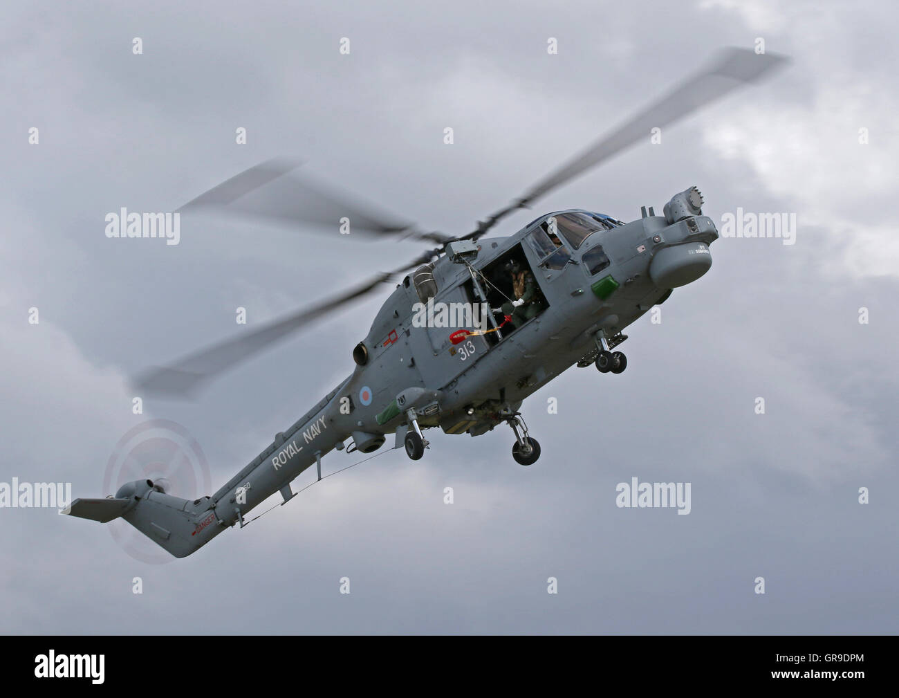 La marine royale britannique construit westland lynx hma.8 ZD260 hélicoptère '313' démontrant les capacités de treuillage à yeovilton Banque D'Images