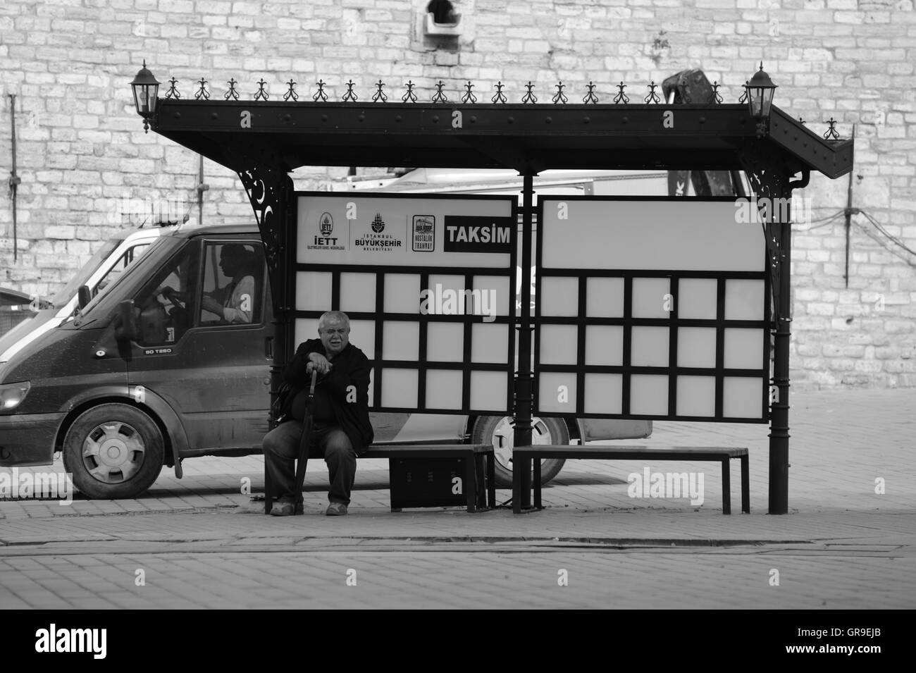 Scène de rue à la place Taksim à Istanbul, Accueil à la gare nostalgique Banque D'Images