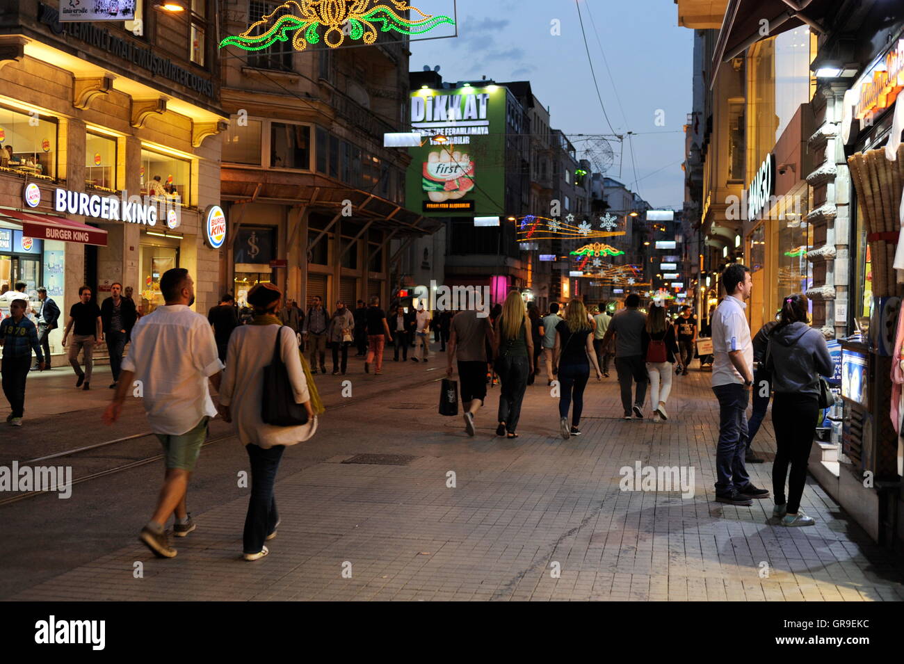 La rue Istiklal By Night, Istanbul Banque D'Images