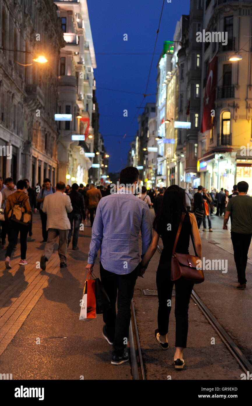 La rue Istiklal By Night, Istanbul Banque D'Images