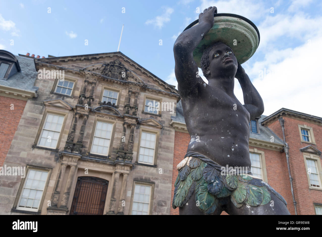 Statue de Moor de l'Afrique de l'extérieur de Dunham Massey Hall, une maison de campagne anglaise / stately home à Trafford, Altrincham, Cheshire Banque D'Images