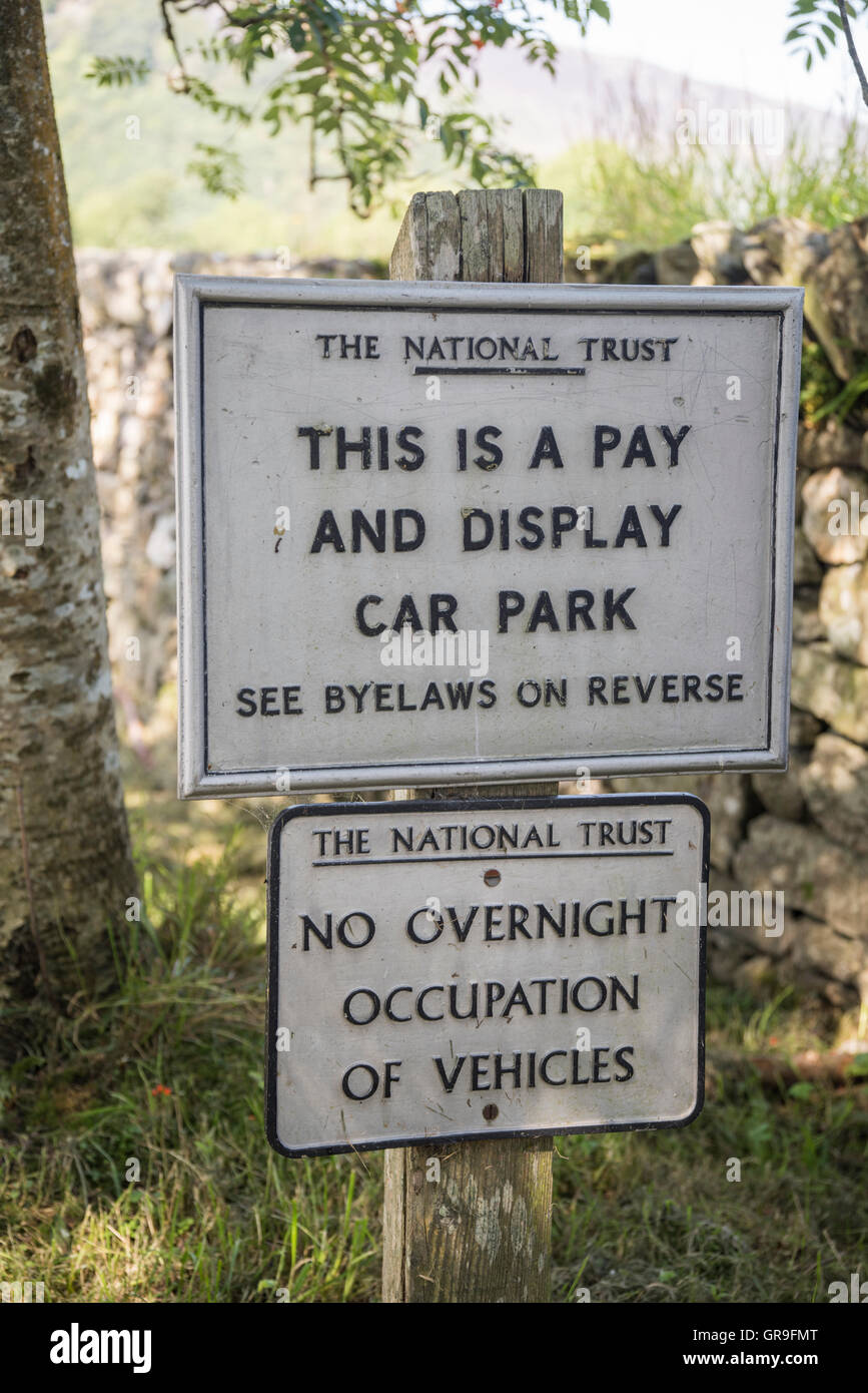 Payer et Afficher le parc automobile National Trust Lake District Angleterre UK Banque D'Images