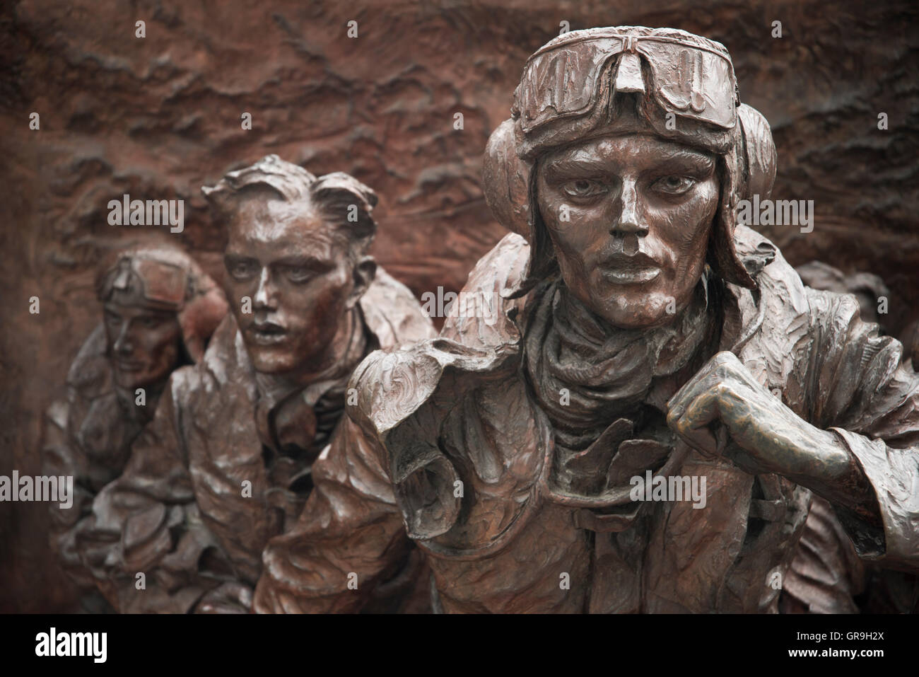 Bataille d'Angleterre Londres Monument détail de la sculpture en bronze par Paul Day. Les pilotes se précipitent pour leur montrer les Spitfire DE LA SECONDE GUERRE MONDIALE Banque D'Images