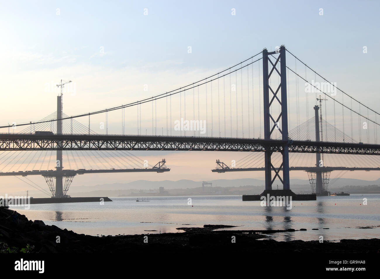 Le Forth Road Bridge, South Queensferry, avec le nouveau pont Queensferry Crossing en arrière-plan, Lothian, Scotland, UK Banque D'Images