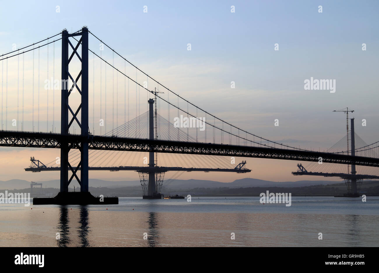 Le Forth Road Bridge, South Queensferry, avec le nouveau pont Queensferry Crossing en arrière-plan, Lothian, Scotland, UK Banque D'Images