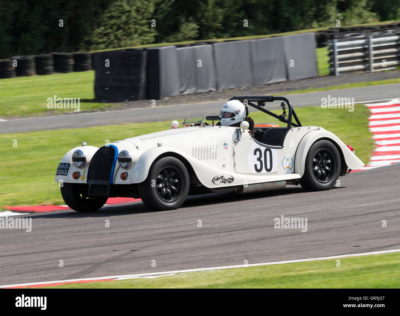 Une course de voitures de sport Morgan plus 8 historique au parc Oulton lors de la rencontre de la coupe de l'or près de Tarporley Cheshire Angleterre Royaume-Uni Banque D'Images