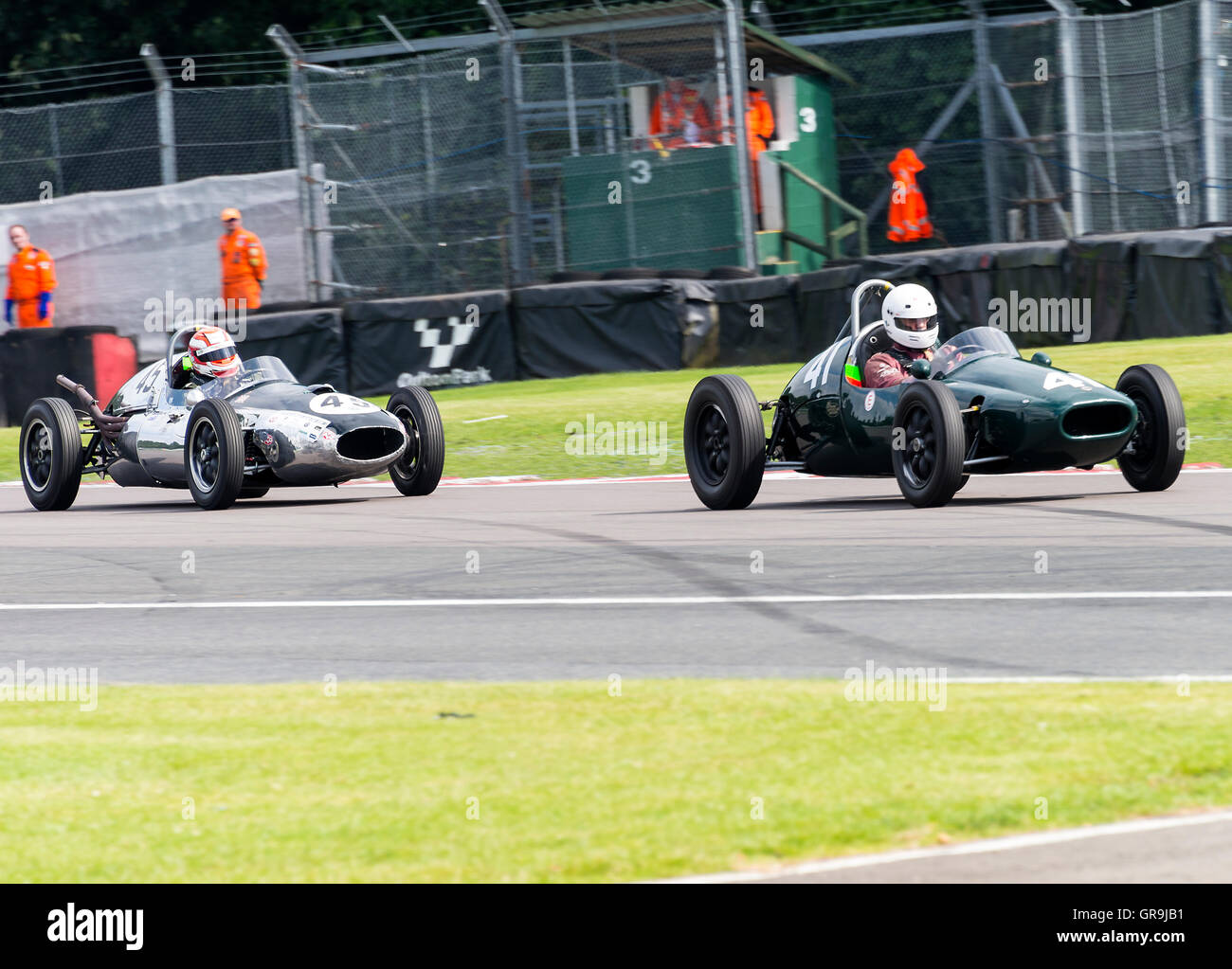 Deux voitures de course historiques Cooper Racing disputent la rencontre de la Gold Cup d'Oulton Park près de Tarporley Cheshire Angleterre Royaume-Uni Banque D'Images