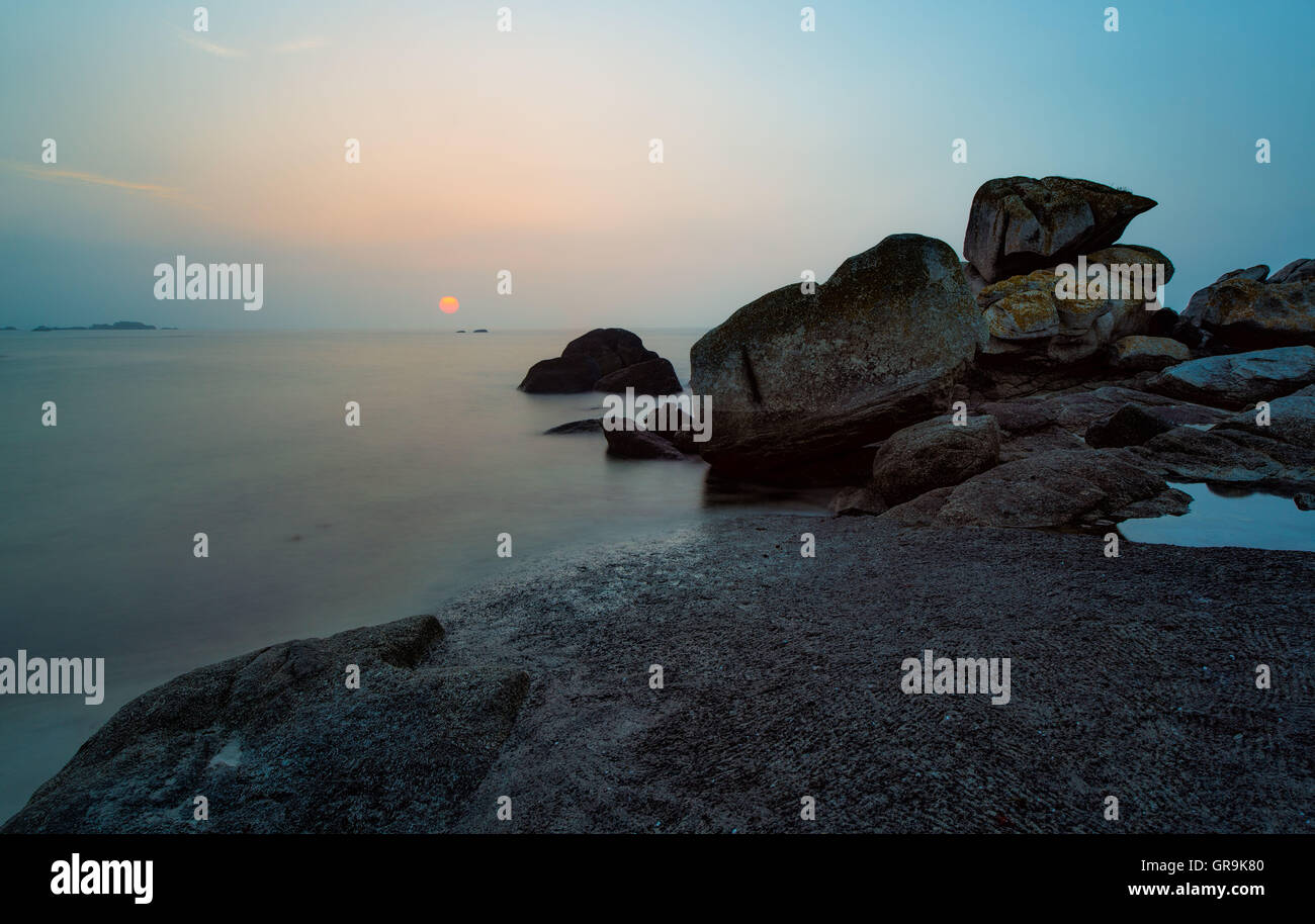 La Côte bretonne au coucher du soleil, France Banque D'Images