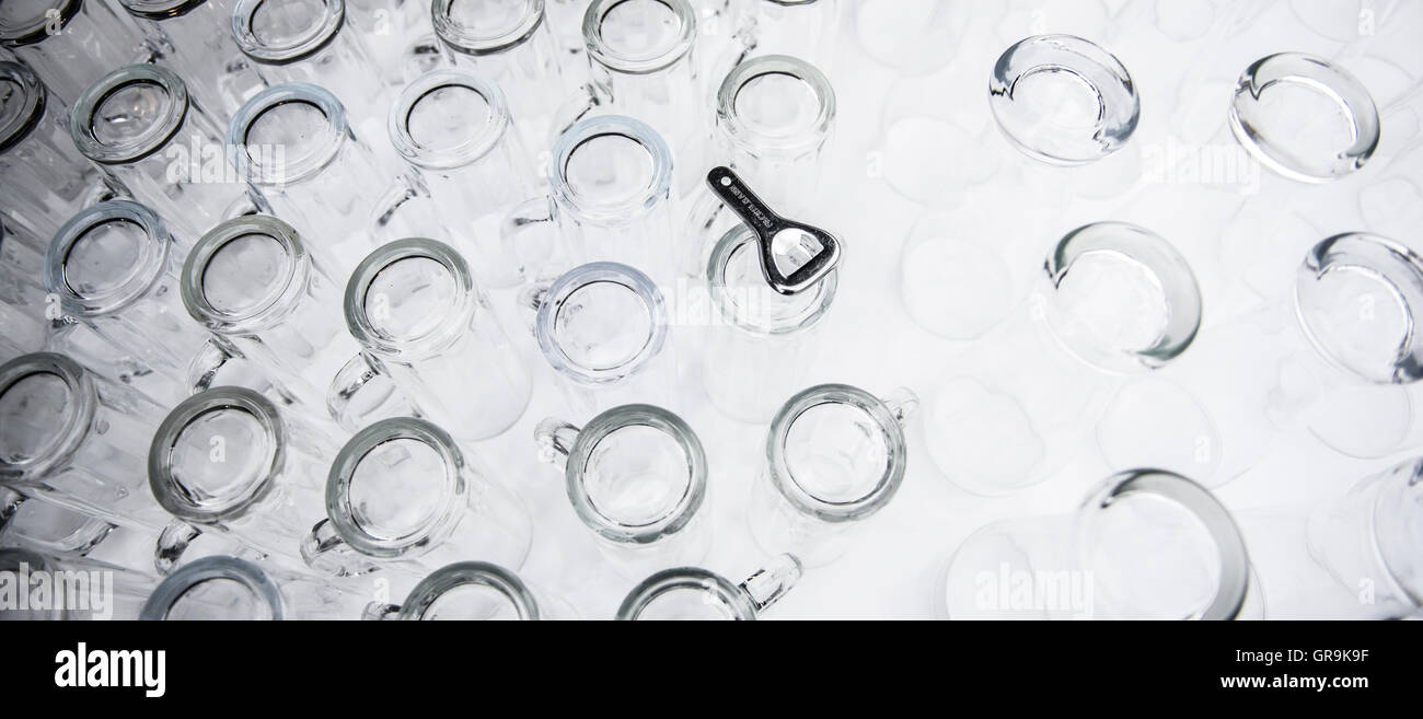 Verres de bière vides avec décapsuleur Banque D'Images