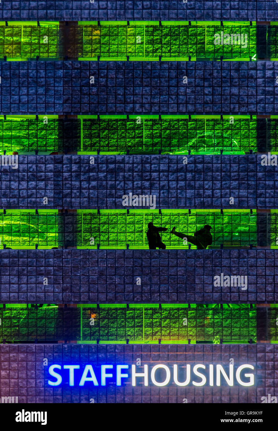 Fight Night dans le garage de stationnement Banque D'Images