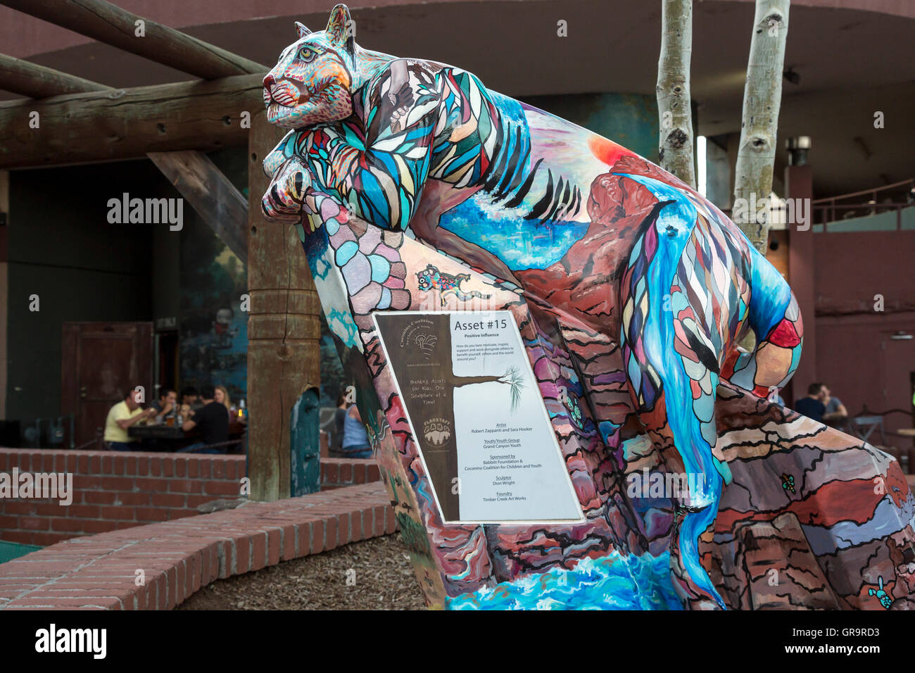 Flagstaff, Arizona - une sculpture peinte d'un mountain lion sur l'affichage à l'Heritage Square. Banque D'Images