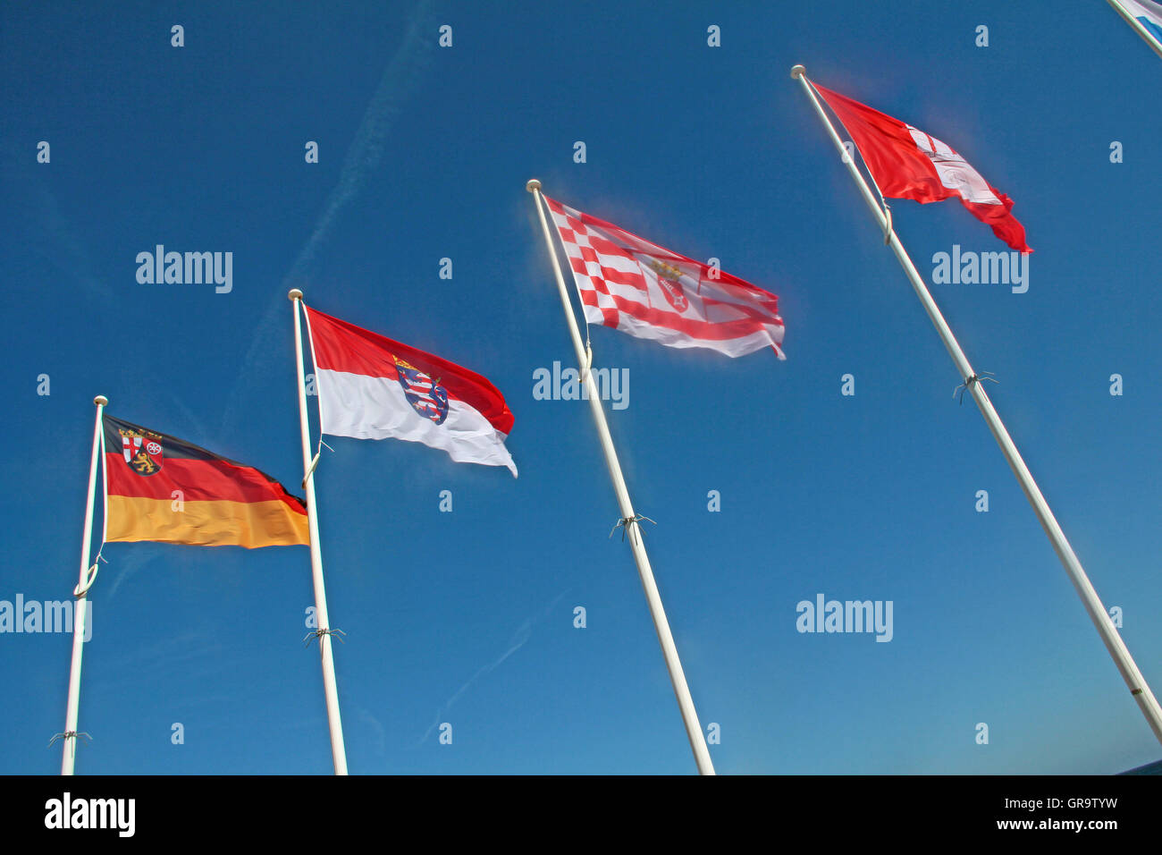 Les drapeaux sur la côte de la mer Baltique Banque D'Images