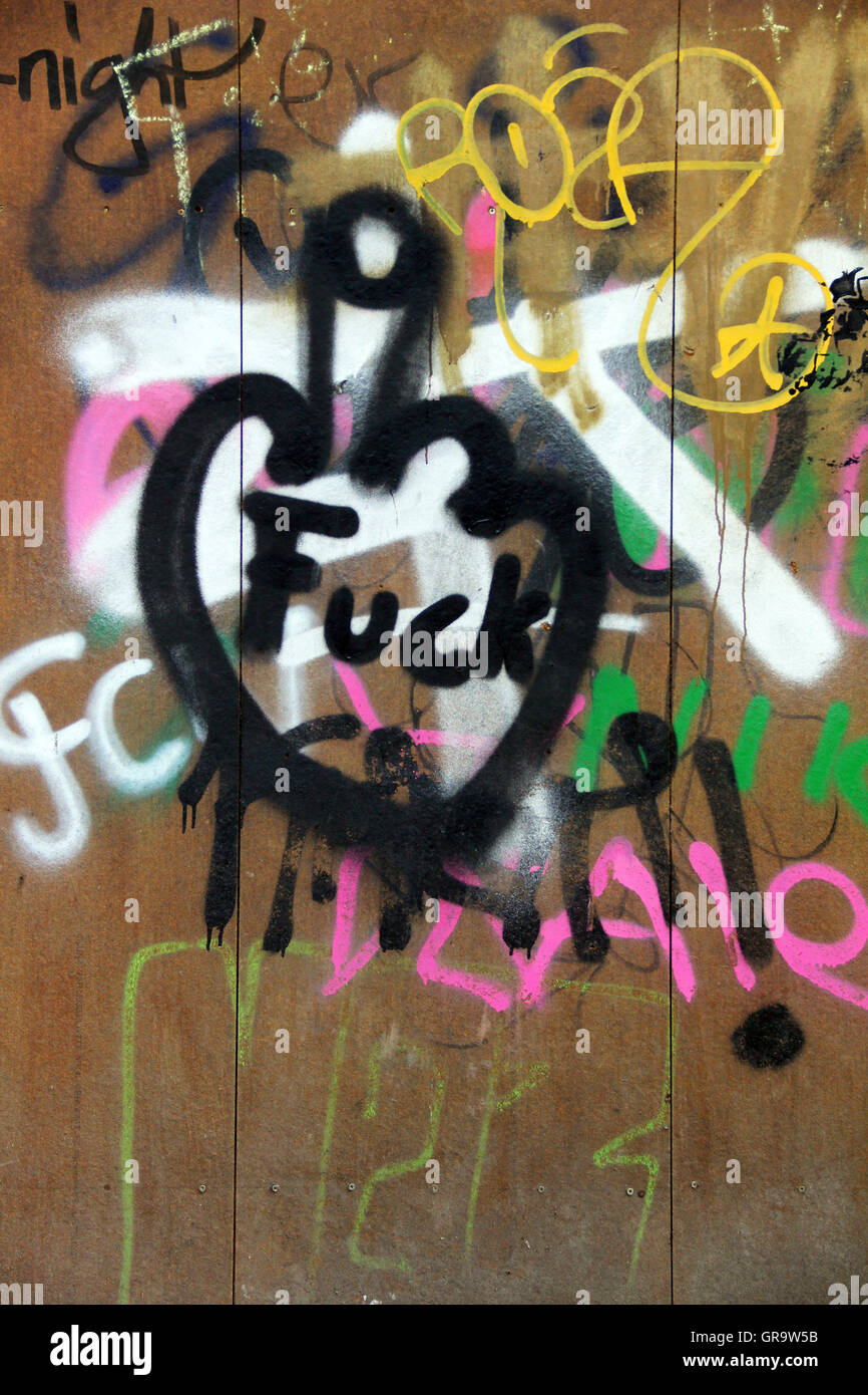 Un graffiti sur la porte en bois Banque D'Images
